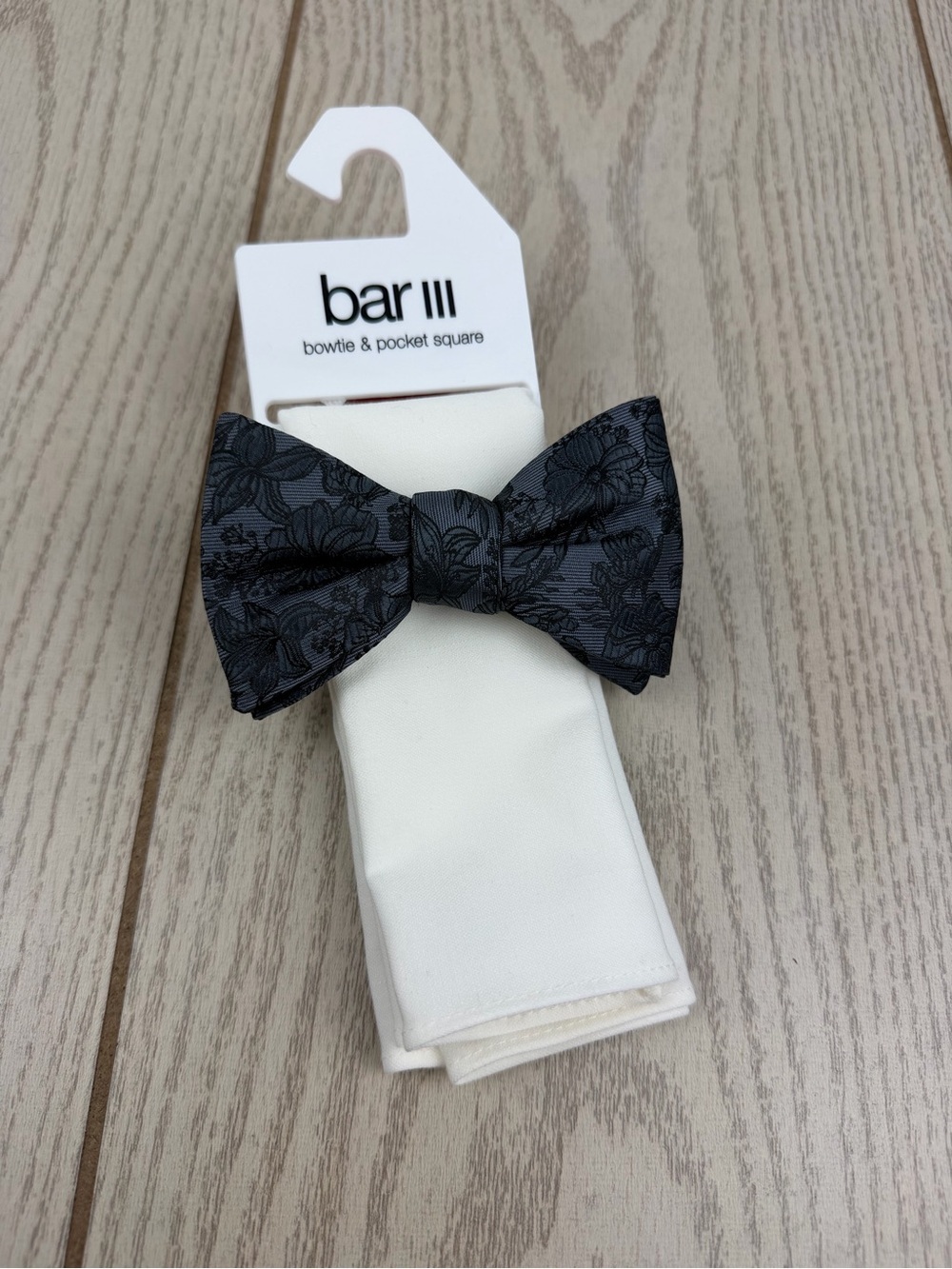 827 Bar III Men's Bowtie & Pocket Square Set OS Black Floral & White $55